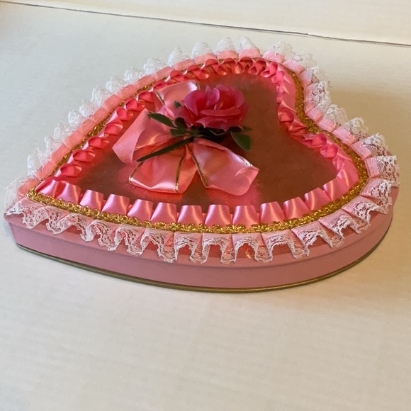 Vintage Pink Ruffled Brach’s Heart Shaped Valentines Chocolate Box - Picture 5 of 10